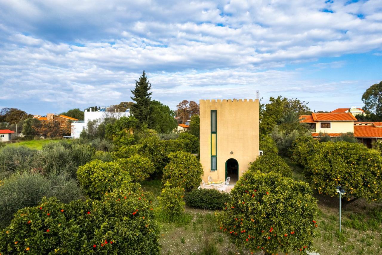Holiday home The Tower With The Orange Tree Garden *